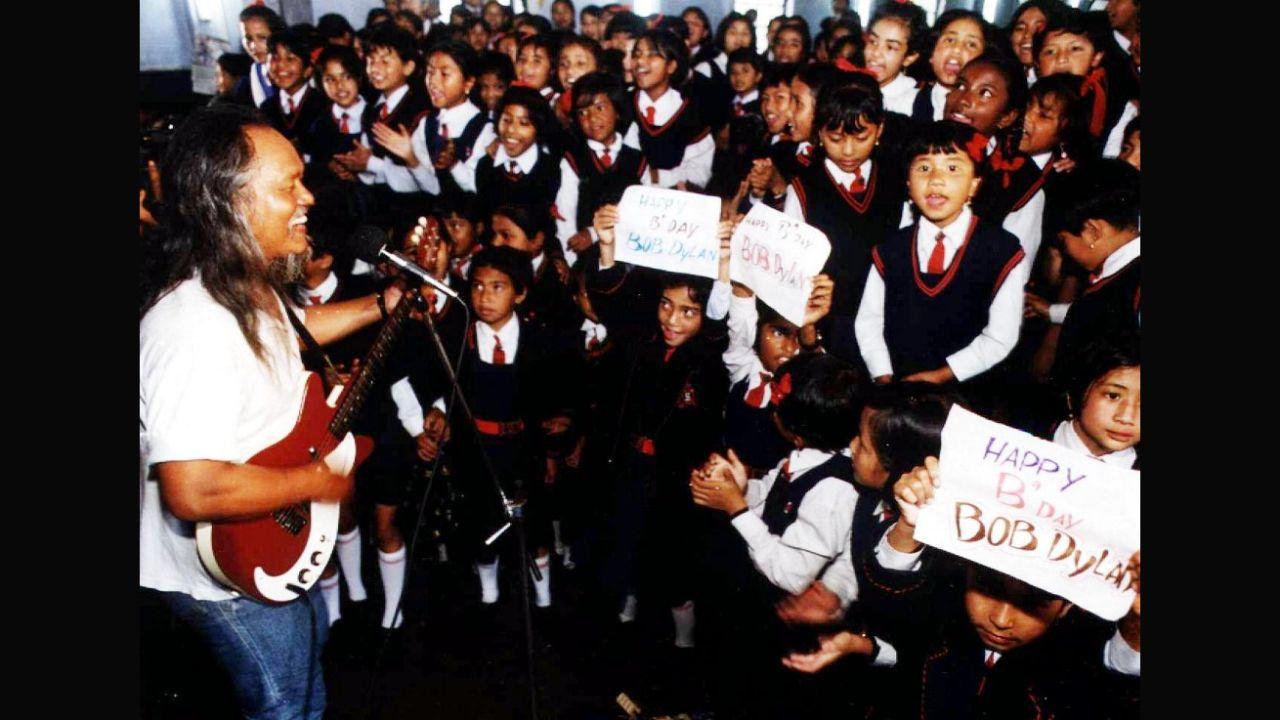 Singer Lou Majaw of Shillong seen performing in 2001 in St. Mary's School in Laitumkrah, Shillong. Majaw is well known for having organised tribute concerts on Bob Dylan's birthday almost every year since 1972.
Photo: AFP